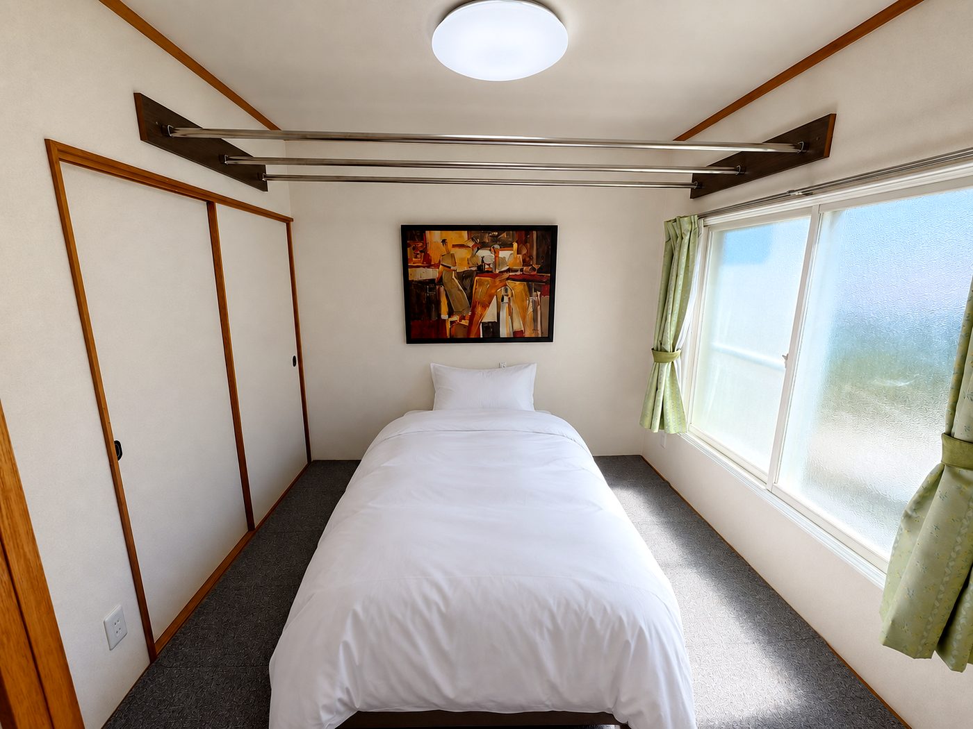 Bedroom with a single bed and closet